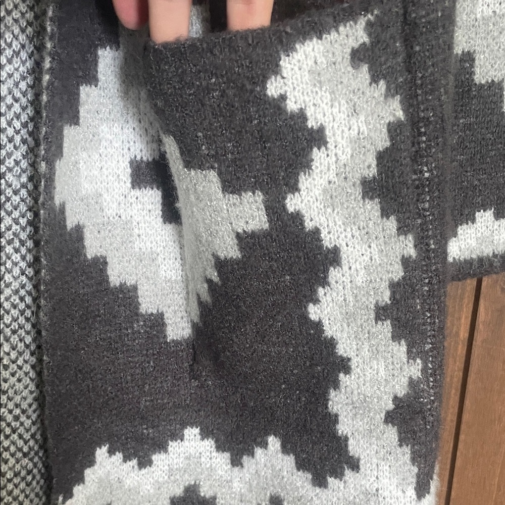 Chic Open Front Cardigan with Geometric Design - Picture 4 of 10